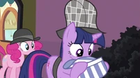 Twilight checking in conductor's hat S2E24