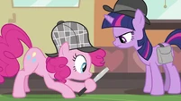 Twilight glaring at Pinkie S2E24