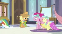 Applejack put hat on S2E25