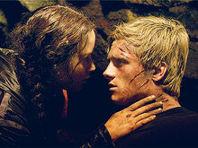 The-hunger-games-katniss-peeta-cave-kiss