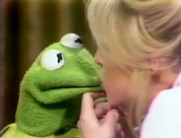 Kiss Kermit Goldie Hawn