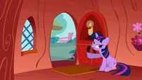 Twilight asks Fluttershy to leave S01E03
