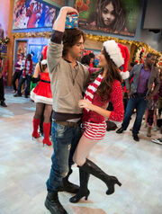 Victorious-christmas-tori-15
