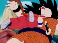 Goku da un cabezazo a yajirobe