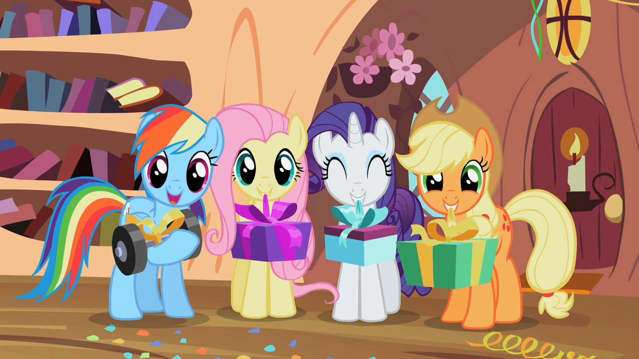 Spike, un esclave? - Page 3 Rainbow_Dash,_Fluttershy,_Rarity_and_Applejack_give_presents_to_Spike_S02E10
