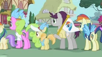 Ponies waiting for an autograph S02E08