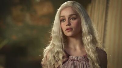Daenerys-Targaryen-game-of-thrones-17904234-500-281