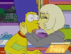 Gaga beijando marge