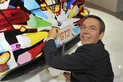 Jeff-Koons-signing-the-car-1-June-2010
