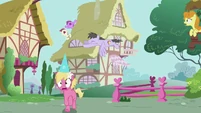 Lily running S02E17