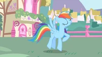 Rainbow Dash finishes her rainblow dry S1E01