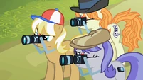 Photographers taking photos S2E08