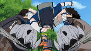 Sasuke deteniendo a Gozu y Meizu