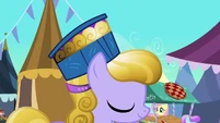 Fluttershy looks to the left S3E2