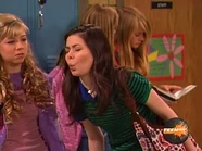 IWDF02SamlookatCarlykissface