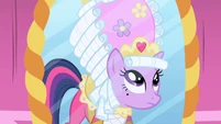 Twilight in the mirror "too frilly" S01E01