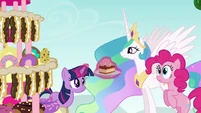Twilight giving Celestia cake S2E24
