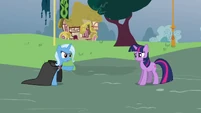 Trixie points at Twilight S3E05