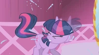 Twilight shaking her wet hair off S1E3