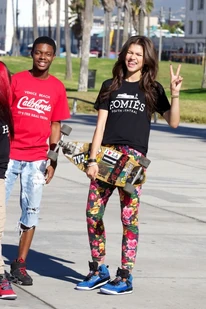 Zendaya-coleman-peace-sign