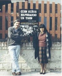 Cien niños esperando un tren