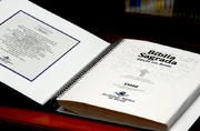 Bíblia em braile, entregue pela Sociedade Bíblica do Brasil à biblioteca do Senado Federal
