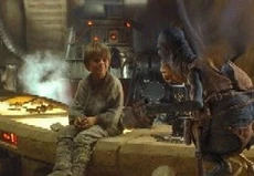 Watto con el joven Anakin Skywalker, en la Tienda de Chatarras.