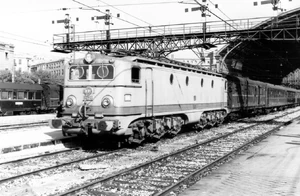 La llegada en 1956 de las locomotoras de Alsthom de la  serie 276 (7600)  (aquí en Atocha) representaron un  símbolo de modernidad