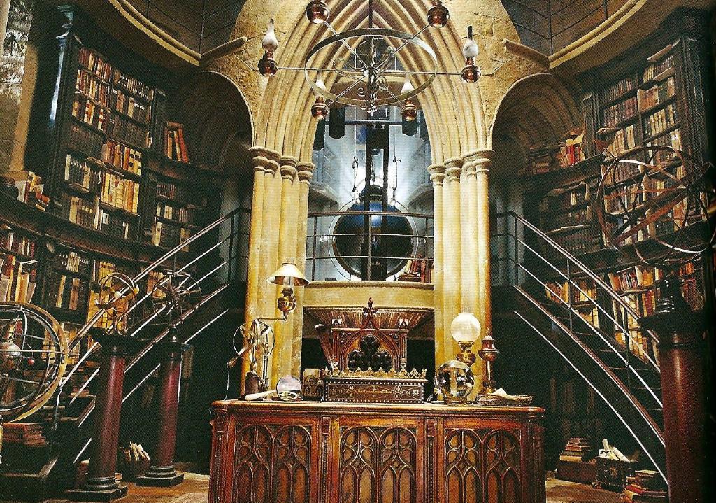 http://images4.wikia.nocookie.net/harrypotter/images/e/e9/Dumbledore's_office_UE_booklet_1.jpg