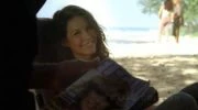 Kate gibt Sawyer das Magazin