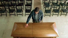 Jack steht vor dem Sarg. („Hinter dem Spiegel, Teil 2“)