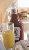 Ketchup Flasche, die das Logo trägt