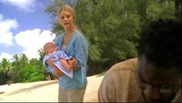 Claire spricht Eko an