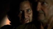 Desmond bedroht Locke mit einer Waffe