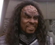 Sisko chirurgicky upraven na Klingona