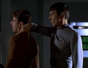 Spock používá vulkánský nervový stisk.
