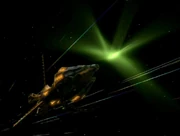 Ein Bioschiff unter Beschuss durch einen Gravimetrietorpedo.
