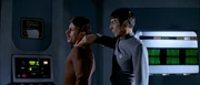 Spock betäubt einen Offizier in der Luftschleuse der Enterprise.