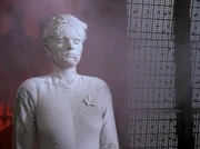 Tasha Yar wird von Q eingefroren.
