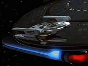 Ein Schiff der Oberth-Klasse neben der Farragut.