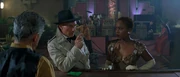 Lily und Picard verstecken sich auf dem Holodeck.