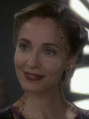 Susanna Thompson als Lenara Kahn in DS9: „Wiedervereinigt“