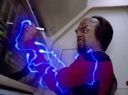 Worf wird von den Energiestrahlen erfasst.