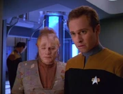 Hogan hilft Neelix bei der Suche nach dem Verräter.