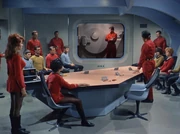 Khan zeigt der Crew der Enterprise die Hinrichtung von Kirk.