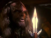 Worf zückt sein Messer.