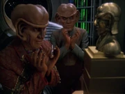 Quark und Brunt beten zum Fiskus.
