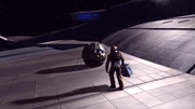 Malcolm Reed auf der Außenhülle der Enterprise.