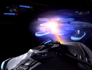 Die gekaperte USS Prometheus greift ein Schiff der Nebula-Klasse an.