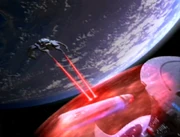 Die Schildblase der USS Enterprise unter Beschuss.